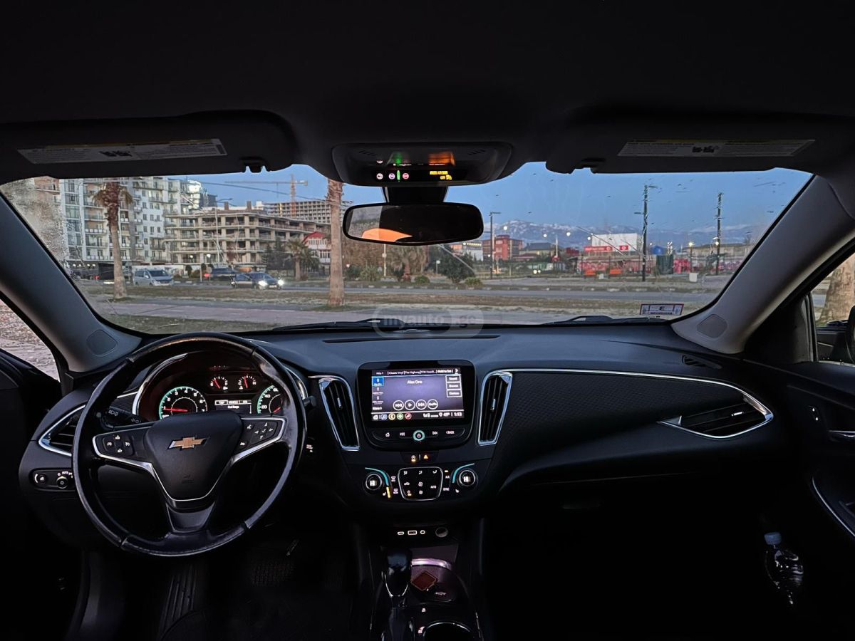 Chevrolet Malibu 2021 — photo 2