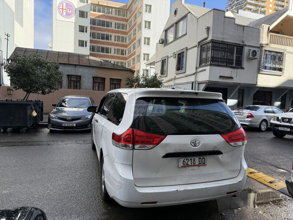 Toyota Sienna 2011 — photo 2