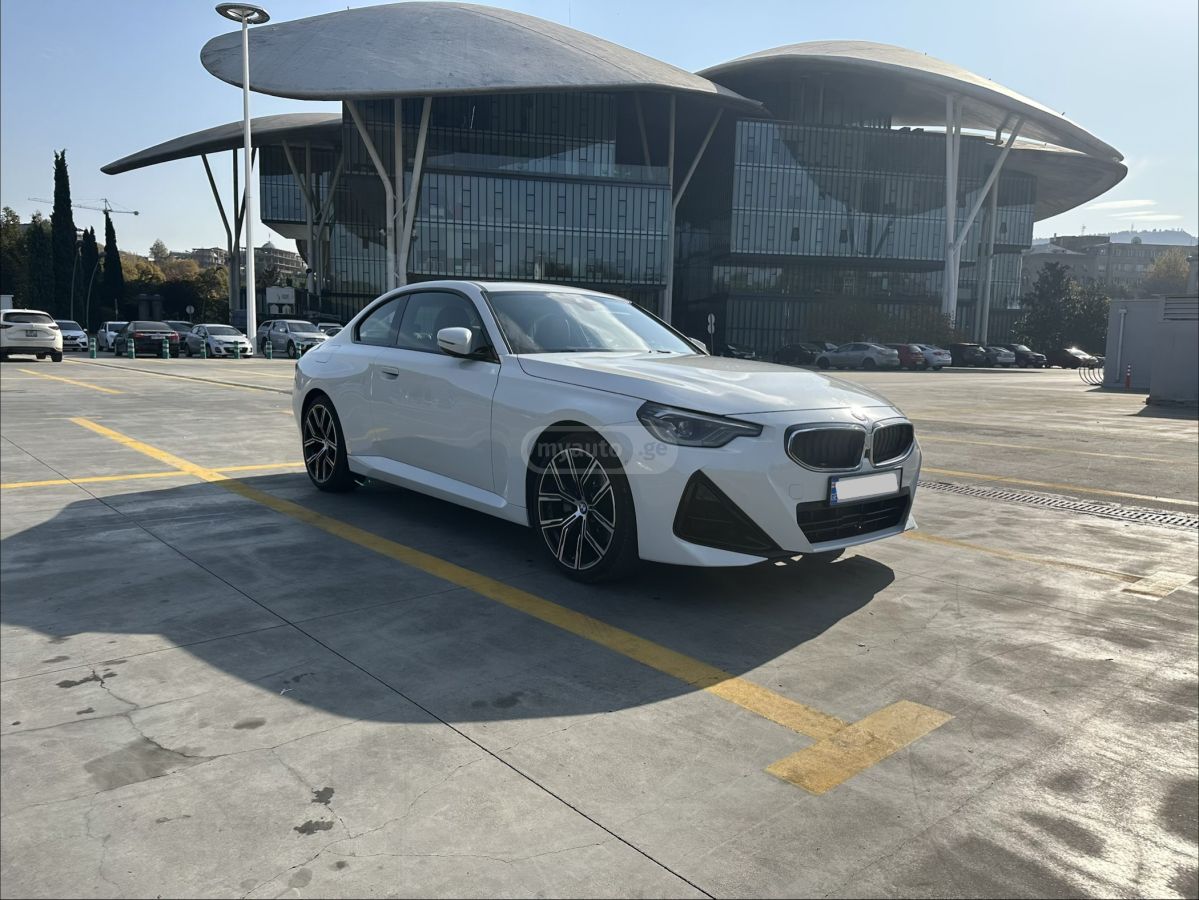 BMW 230i 2023 — photo 2