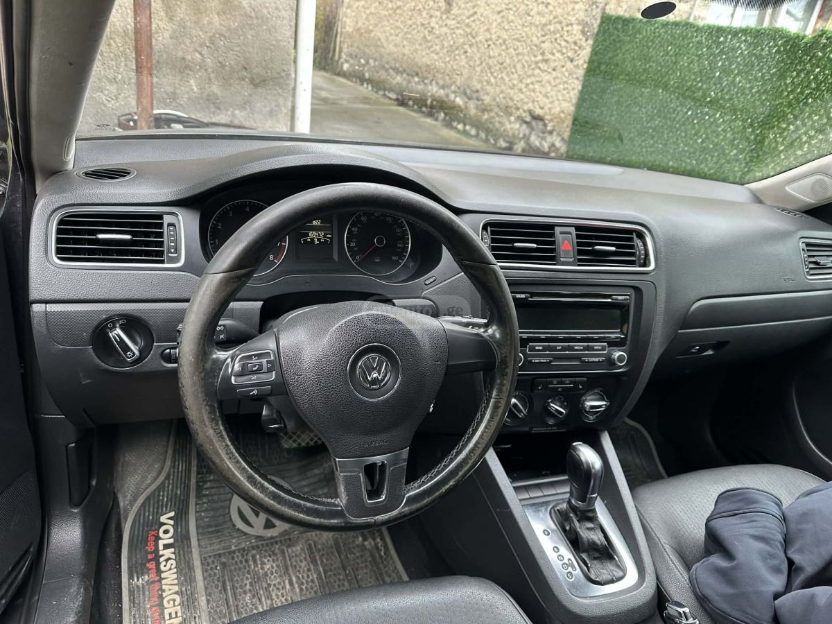 Volkswagen Jetta 2012 — photo 2
