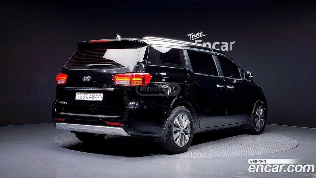 Kia Sedona 2016 — photo 2