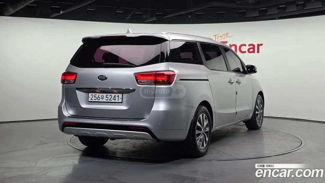 Kia Sedona 2017 — photo 2