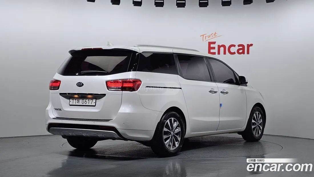 Kia Sedona 2016 — photo 2