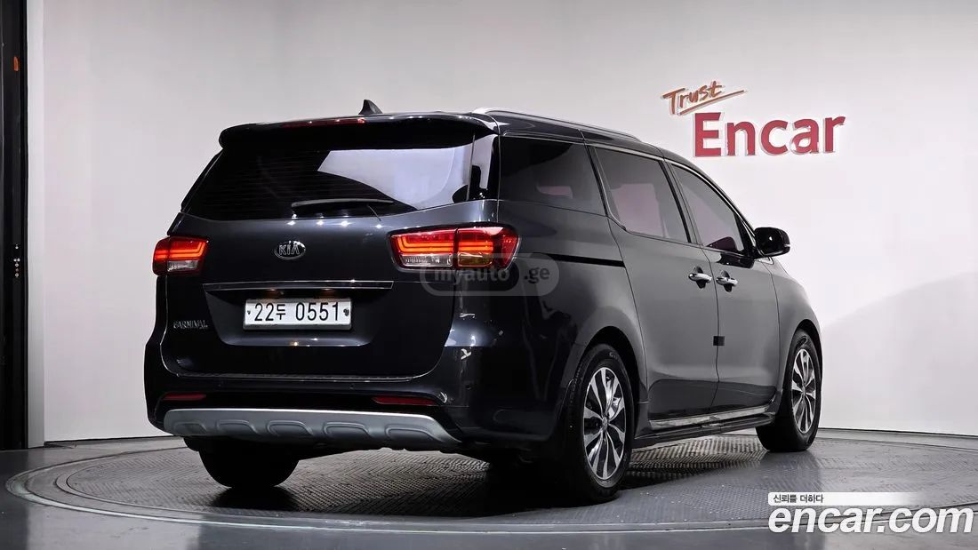 Kia Sedona 2016 — photo 2