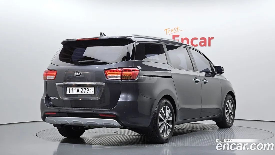Kia Sedona 2017 — photo 2