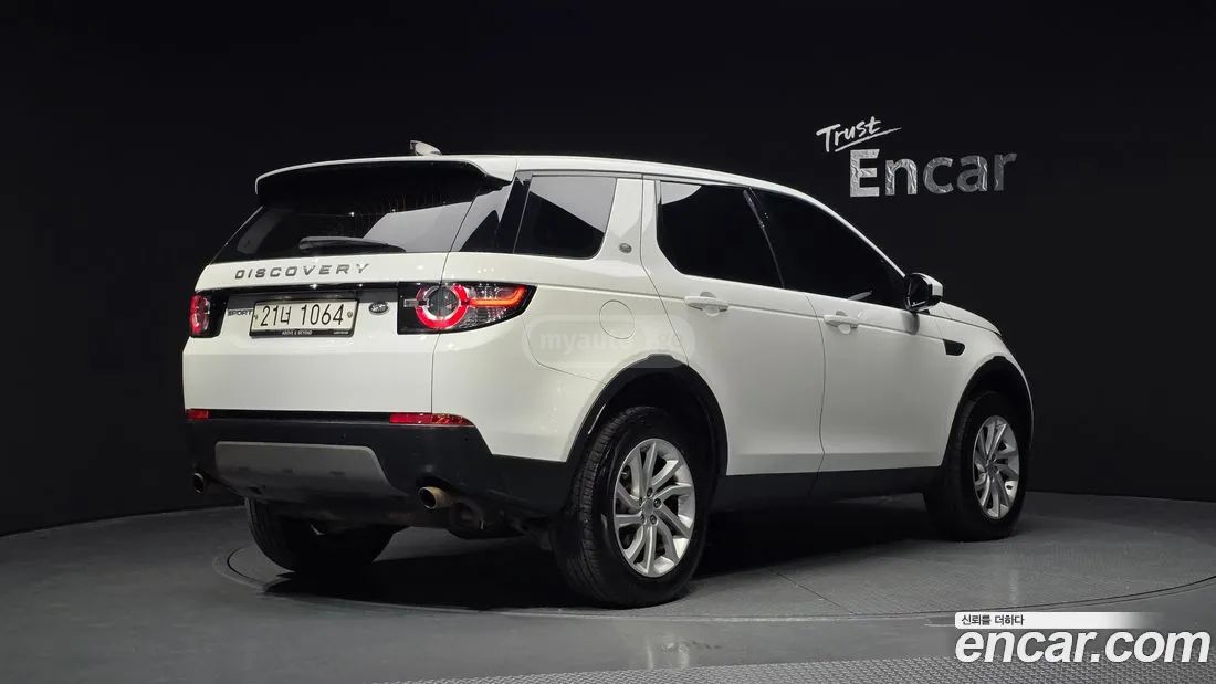Land Rover Discovery Sport 2017 — photo 2