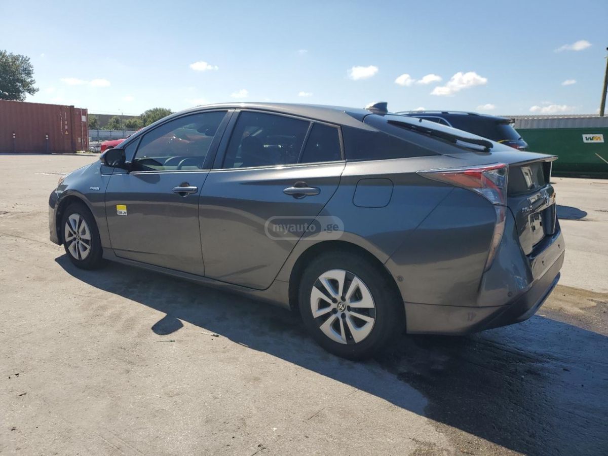 Toyota Prius 2017 — photo 2