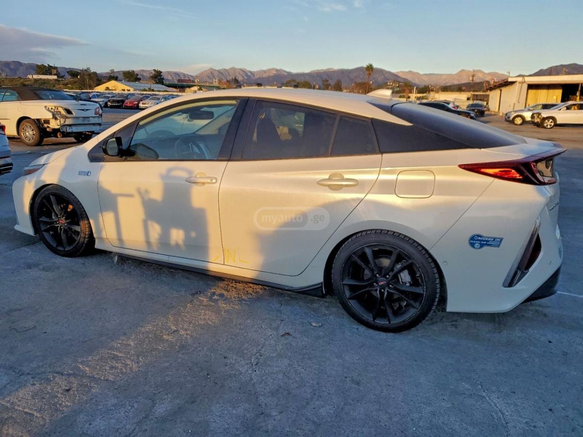 Toyota Prius 2020 — photo 2