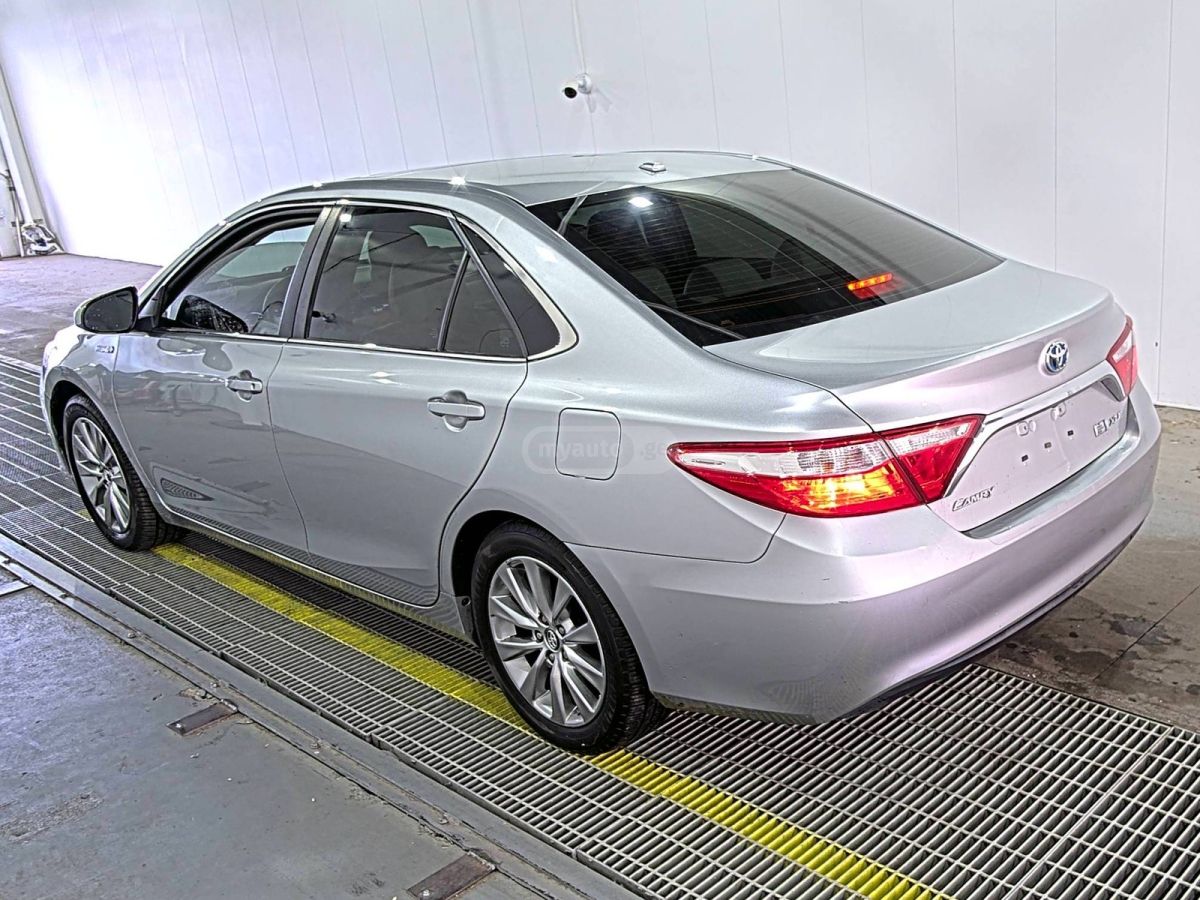 Toyota Camry 2017 — photo 2