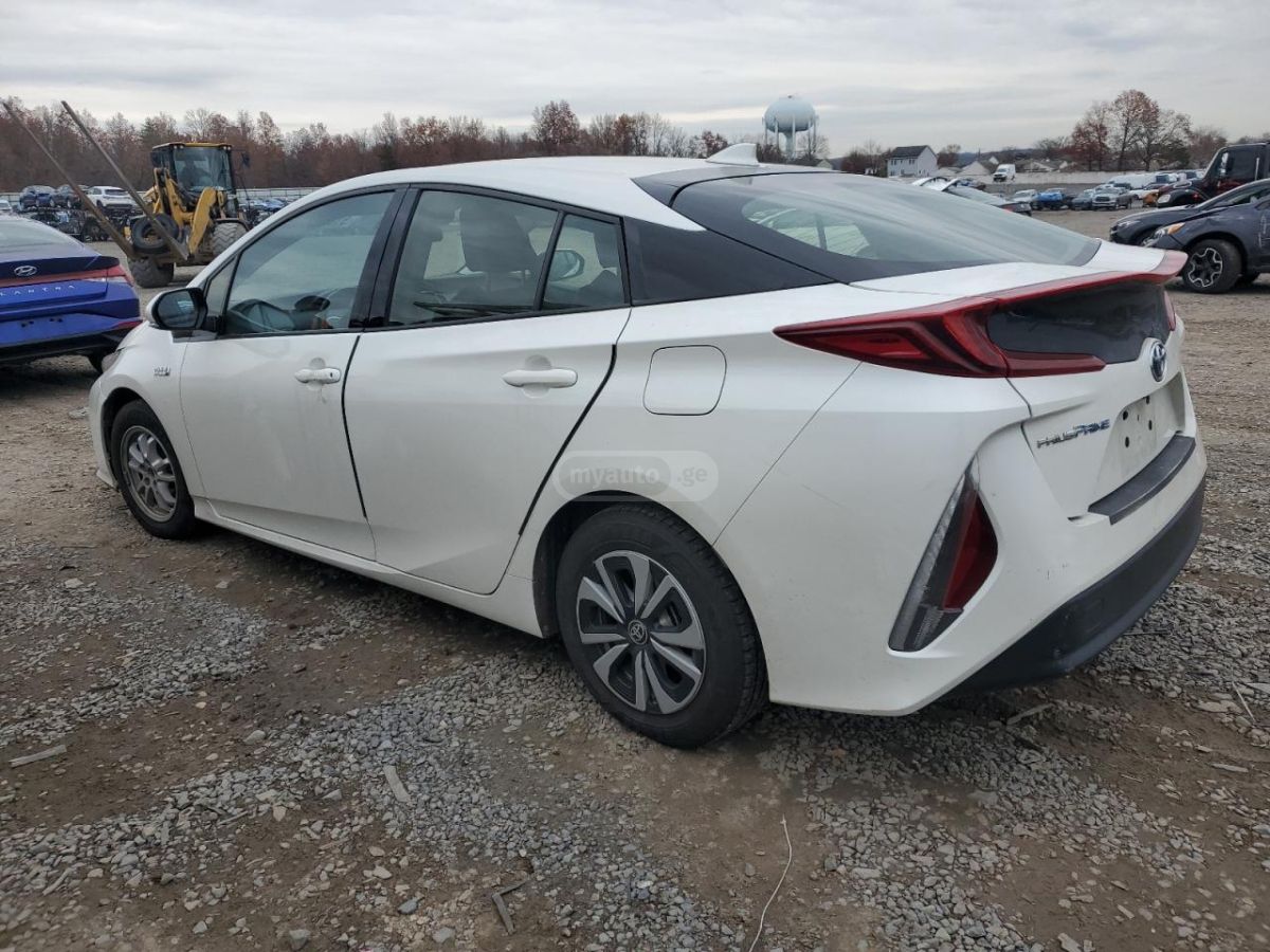 Toyota Prius 2018 — photo 2