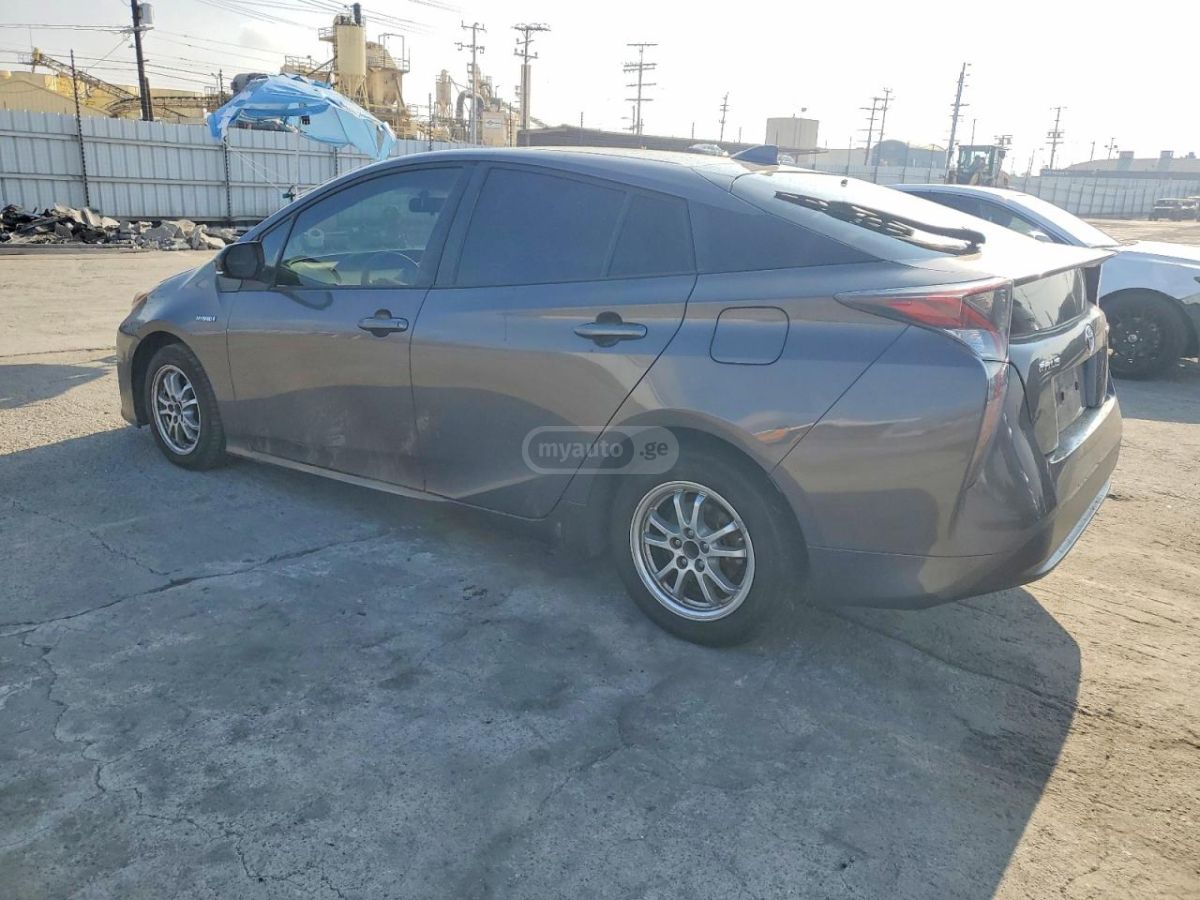 Toyota Prius 2016 — photo 2