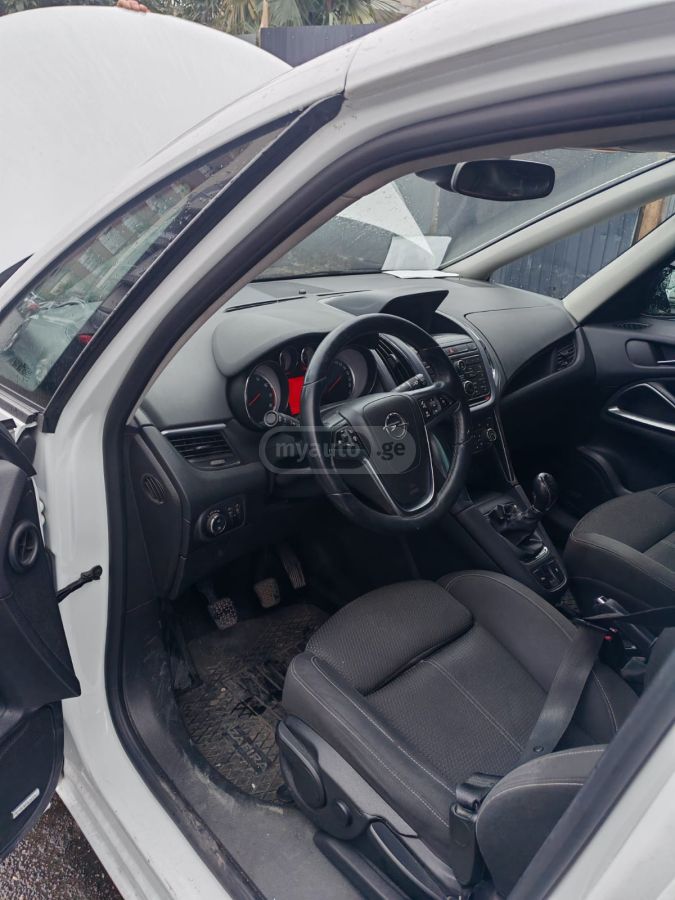 Opel Zafira 2014 — photo 2