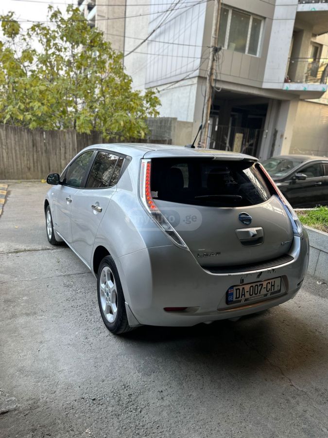 Nissan Leaf 2011 — photo 2