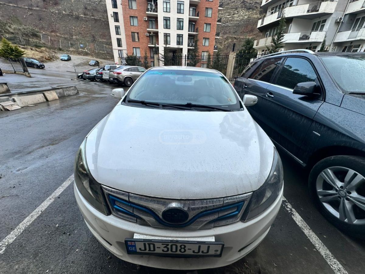 BYD E5 2018 — photo 2