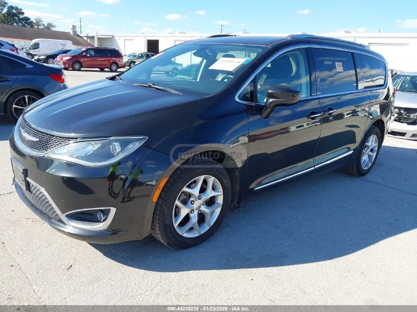 Chrysler Pacifica 2017 — photo 2