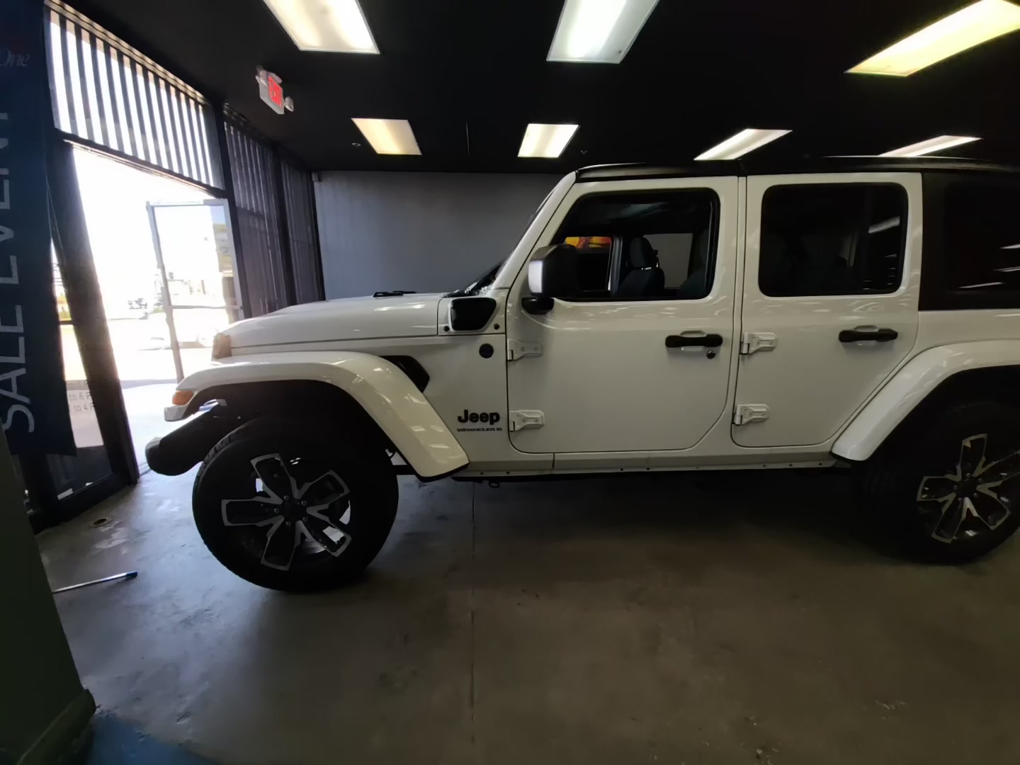 Jeep Wrangler 2024 — photo 2