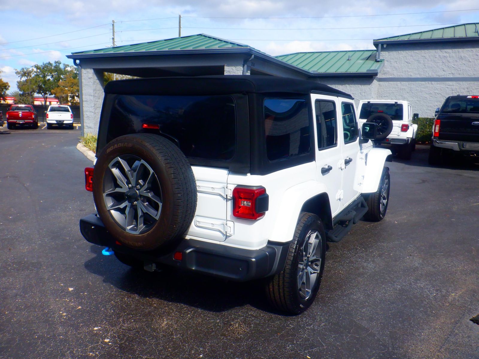 Jeep Wrangler 2024 — photo 2