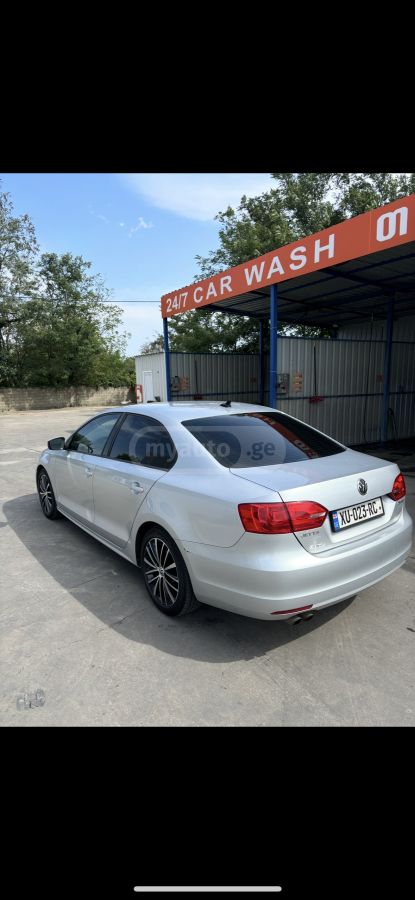 Volkswagen Jetta 2012 — photo 2