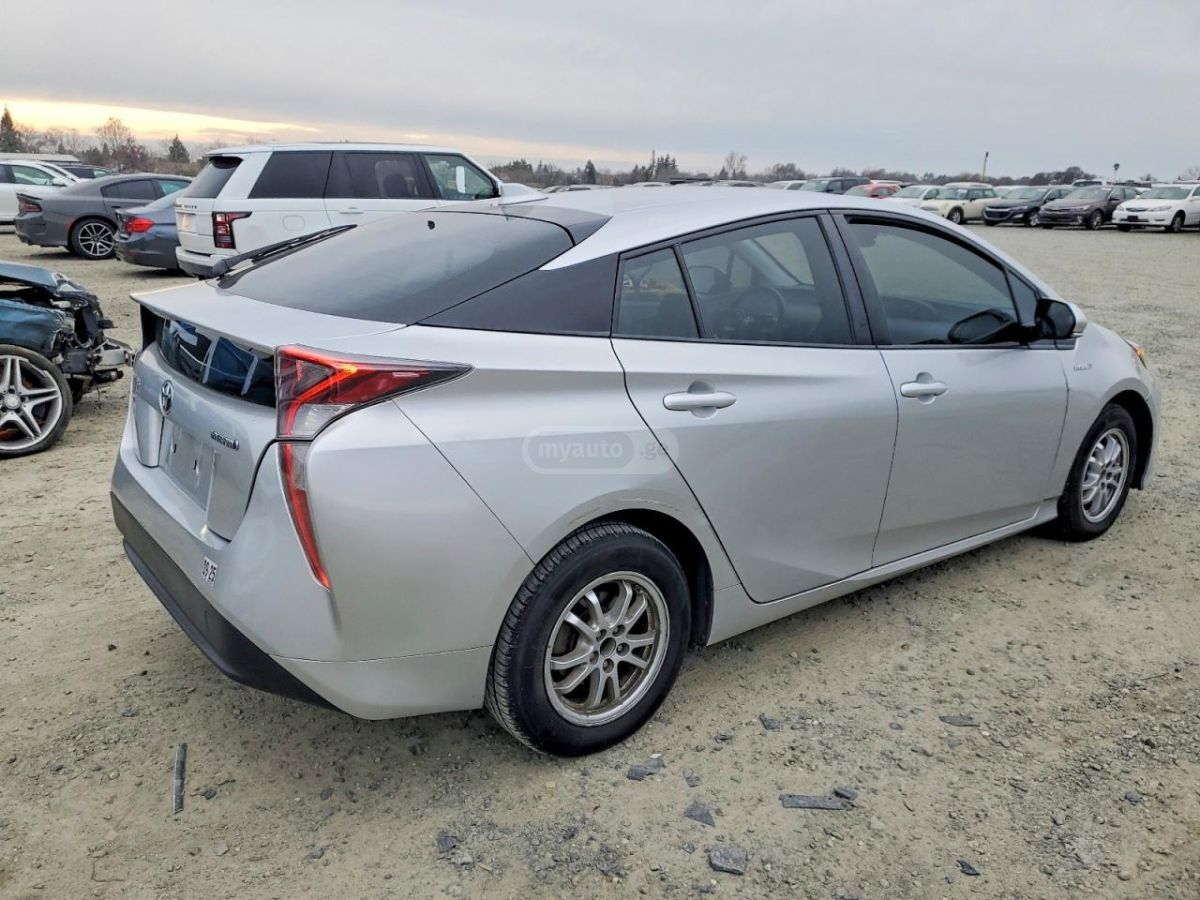 Toyota Prius 2017 — photo 2