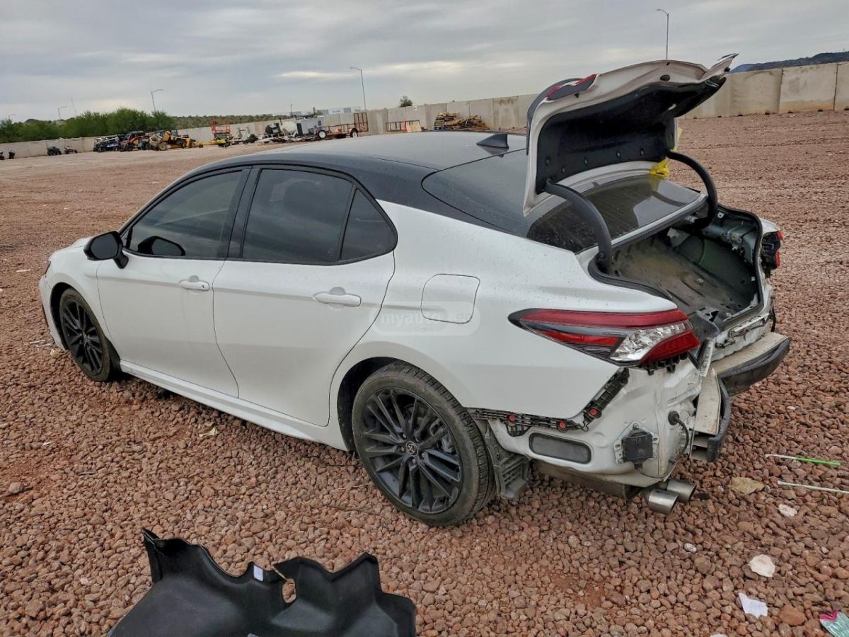 Toyota Camry 2022 — photo 2