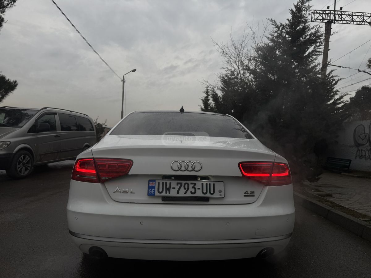 Audi A8 2012 — photo 2