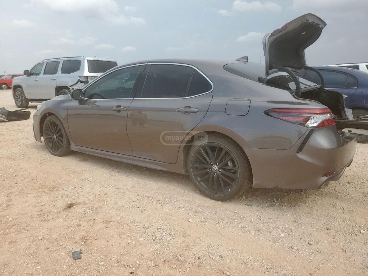 Toyota Camry 2022 — photo 2