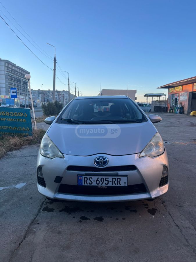 Toyota Prius 2013 — photo 2