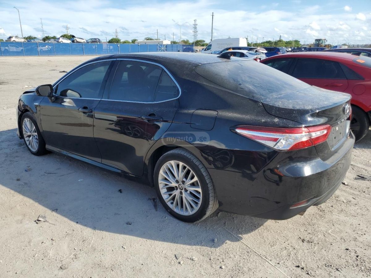 Toyota Camry 2020 — photo 2