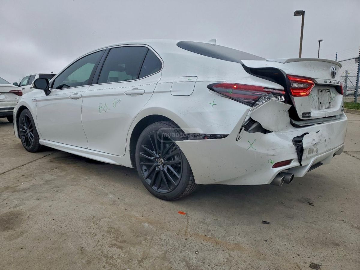 Toyota Camry 2021 — photo 2