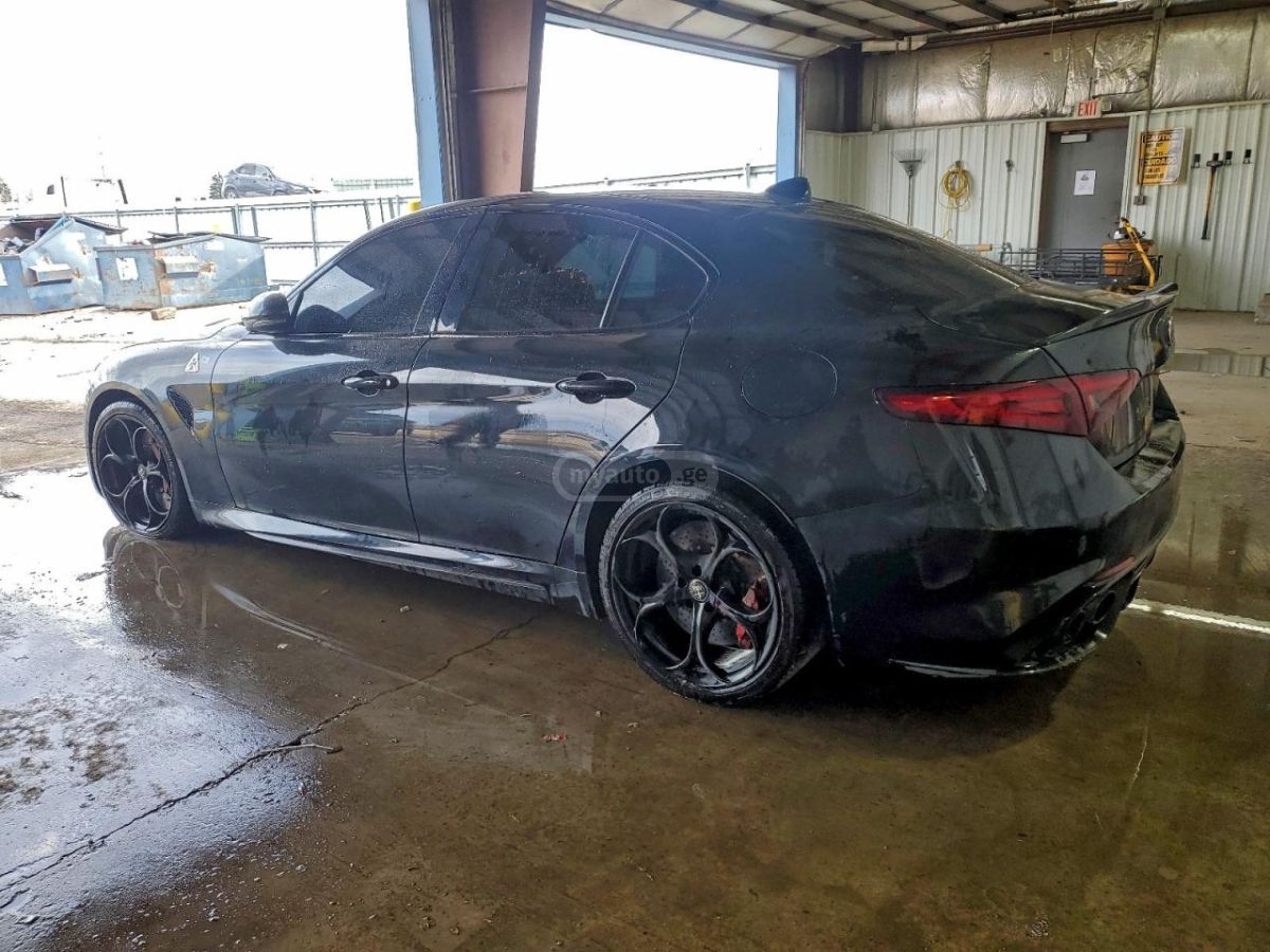 Alfa Romeo Giulia 2017 — photo 2