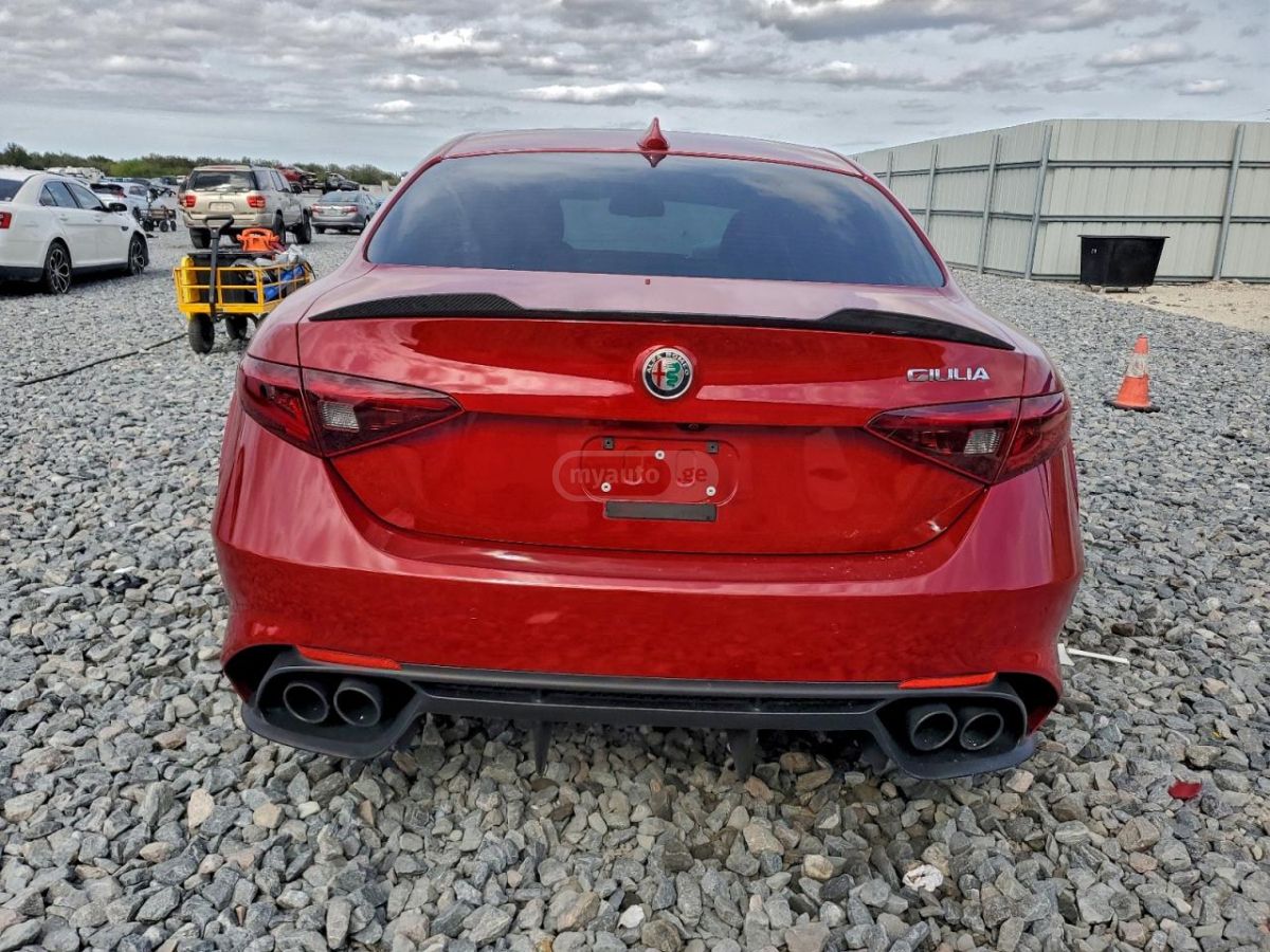 Alfa Romeo Giulia 2018 — photo 2