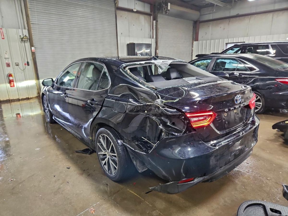 Toyota Camry 2023 — photo 2