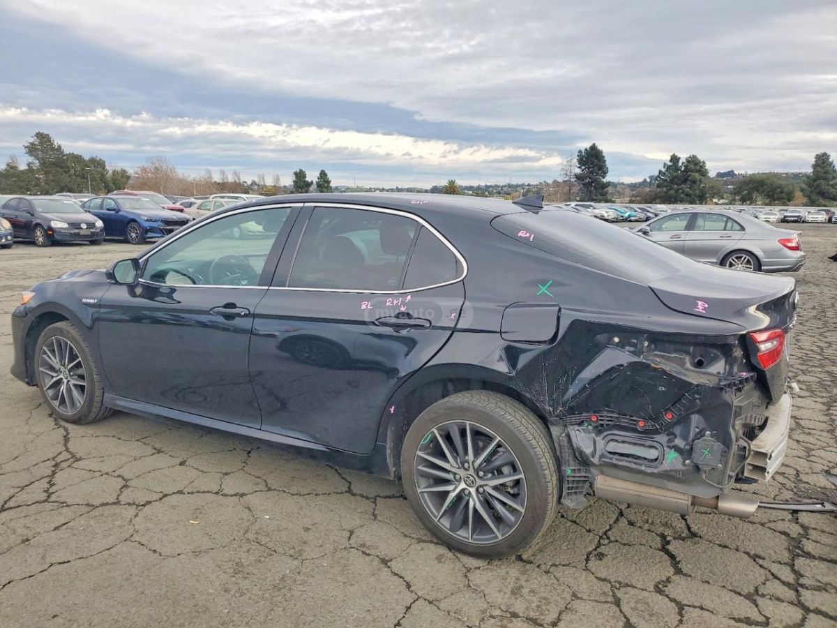 Toyota Camry 2021 — photo 2