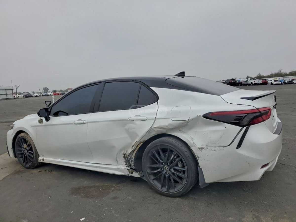 Toyota Camry 2023 — photo 2