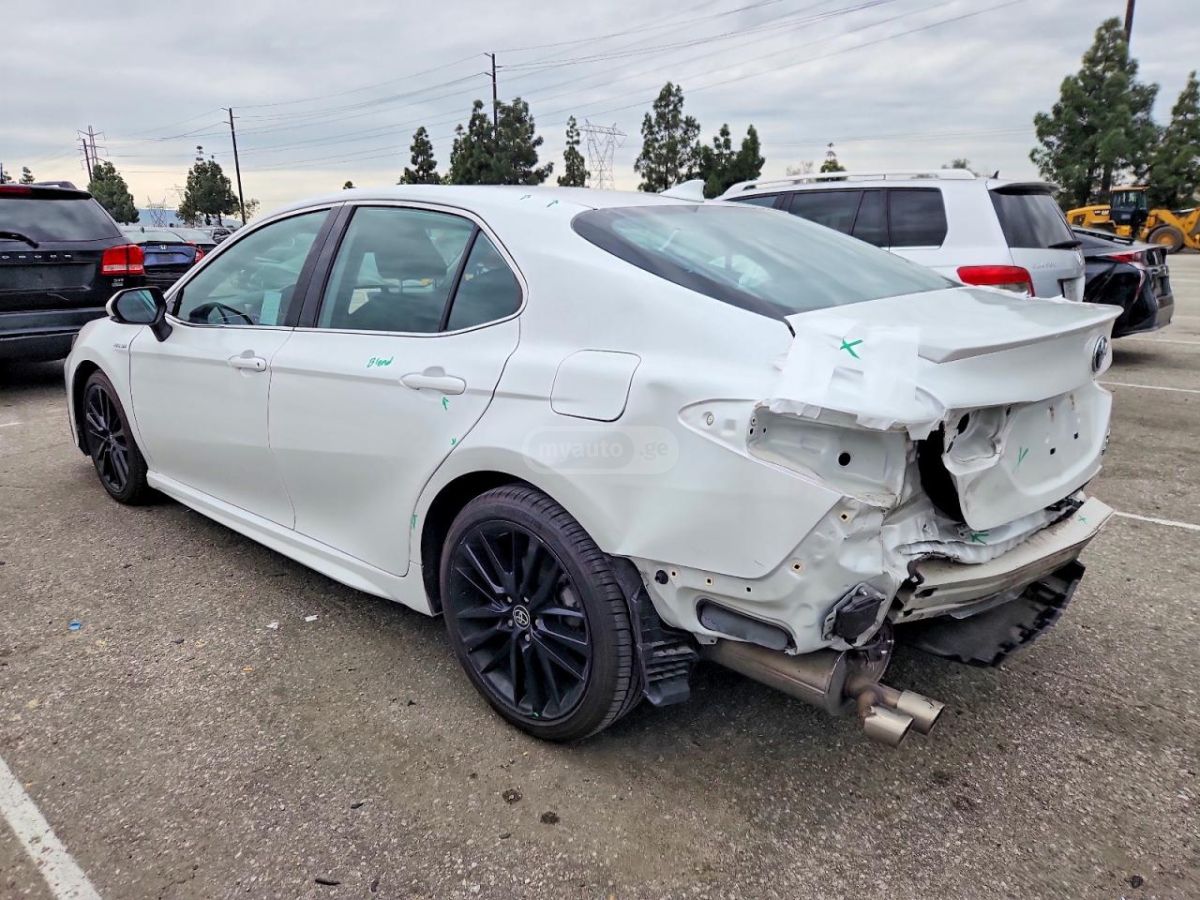 Toyota Camry 2021 — photo 2