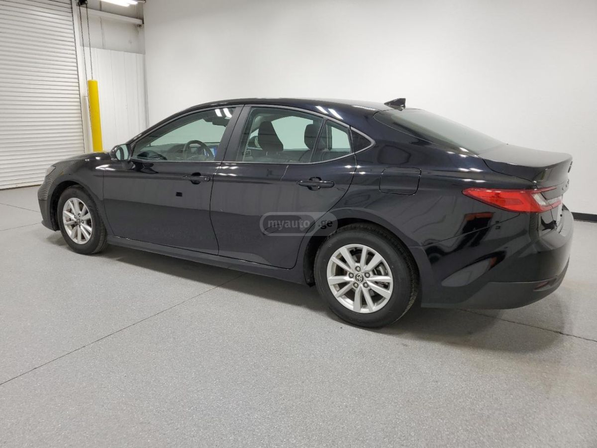 Toyota Camry 2025 — photo 2