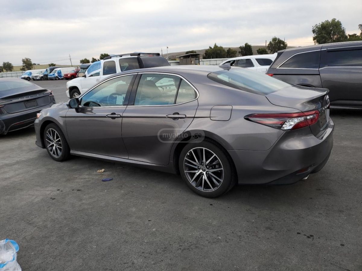 Toyota Camry 2023 — photo 2