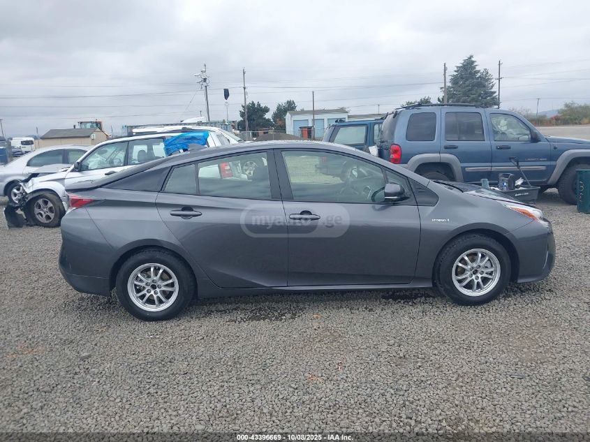 Toyota Prius 2016 — photo 2