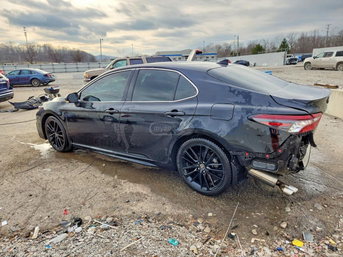 Toyota Camry 2022 — photo 2