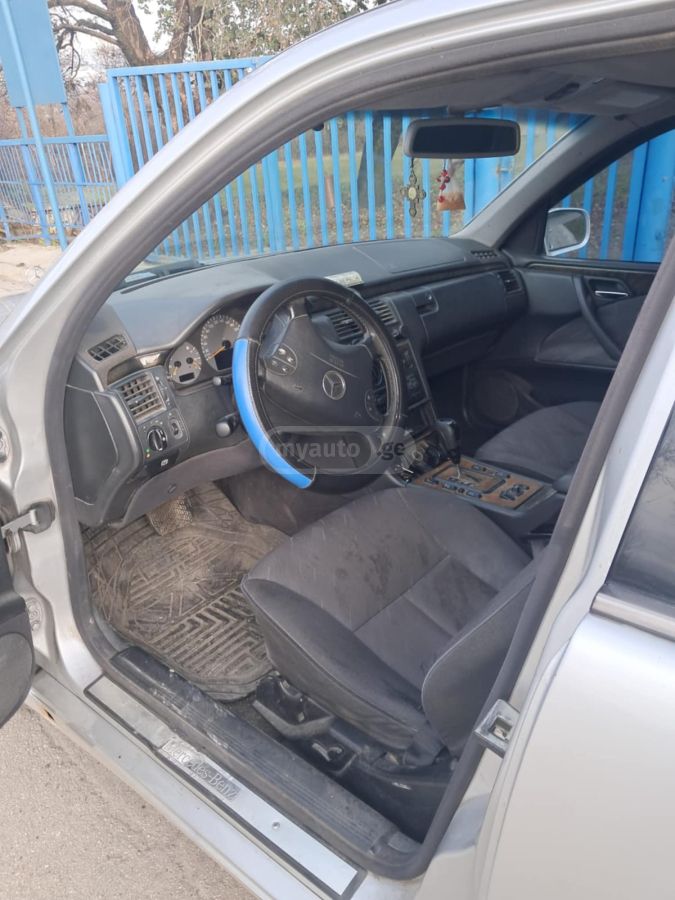 Mercedes-Benz E 220 2002 — photo 2