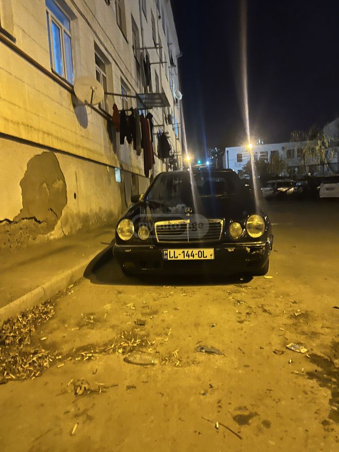 Mercedes-Benz E 320 1998 — photo 2
