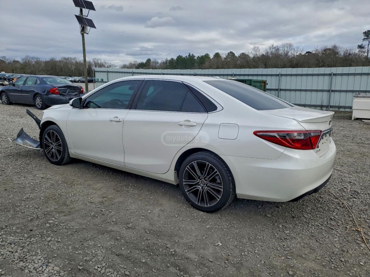 Toyota Camry 2016 — photo 2