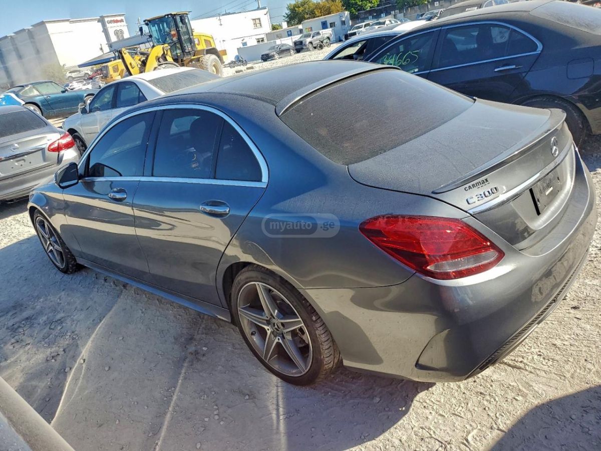 Mercedes-Benz C 300 2018 — photo 2