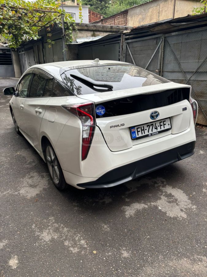 Toyota Prius 2017 — photo 2