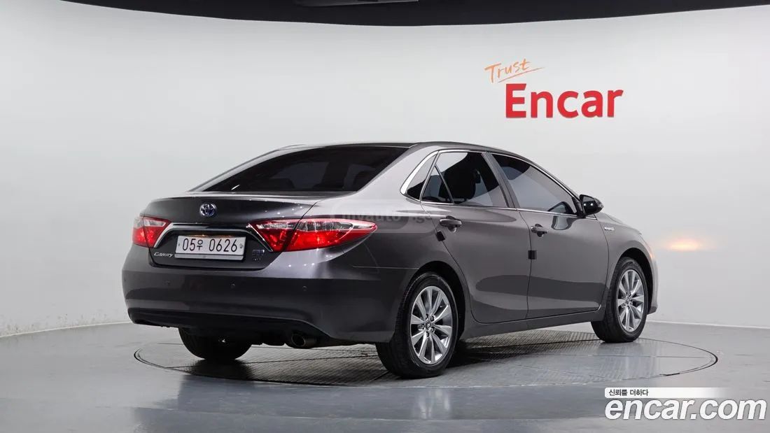 Toyota Camry 2016 — photo 2