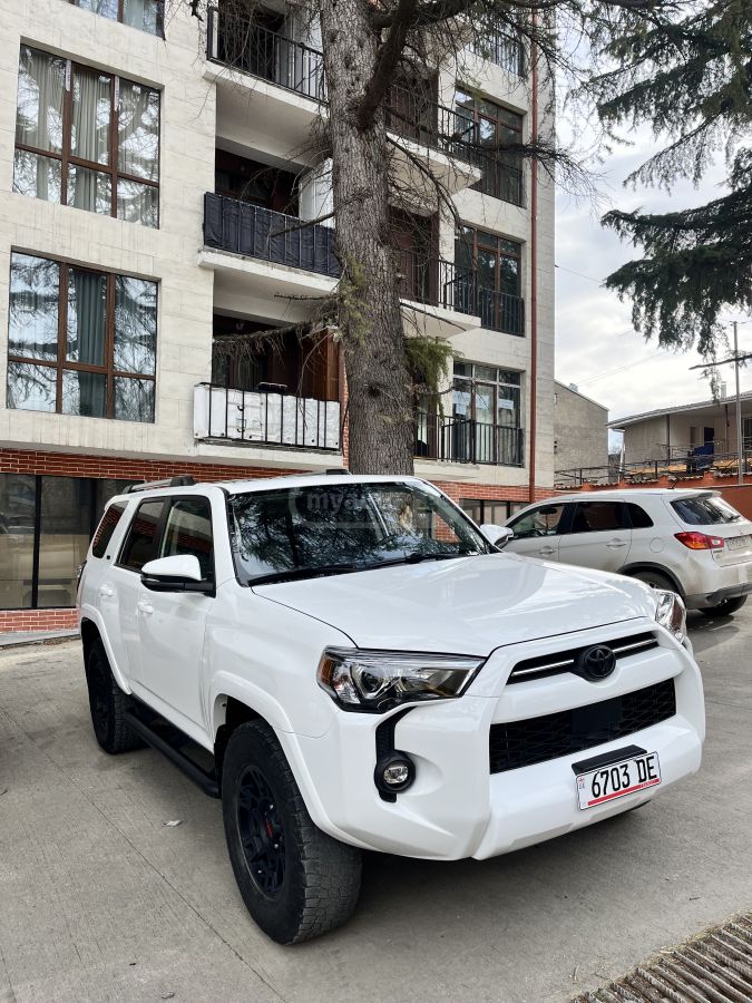 Toyota 4Runner 2023 — photo 2