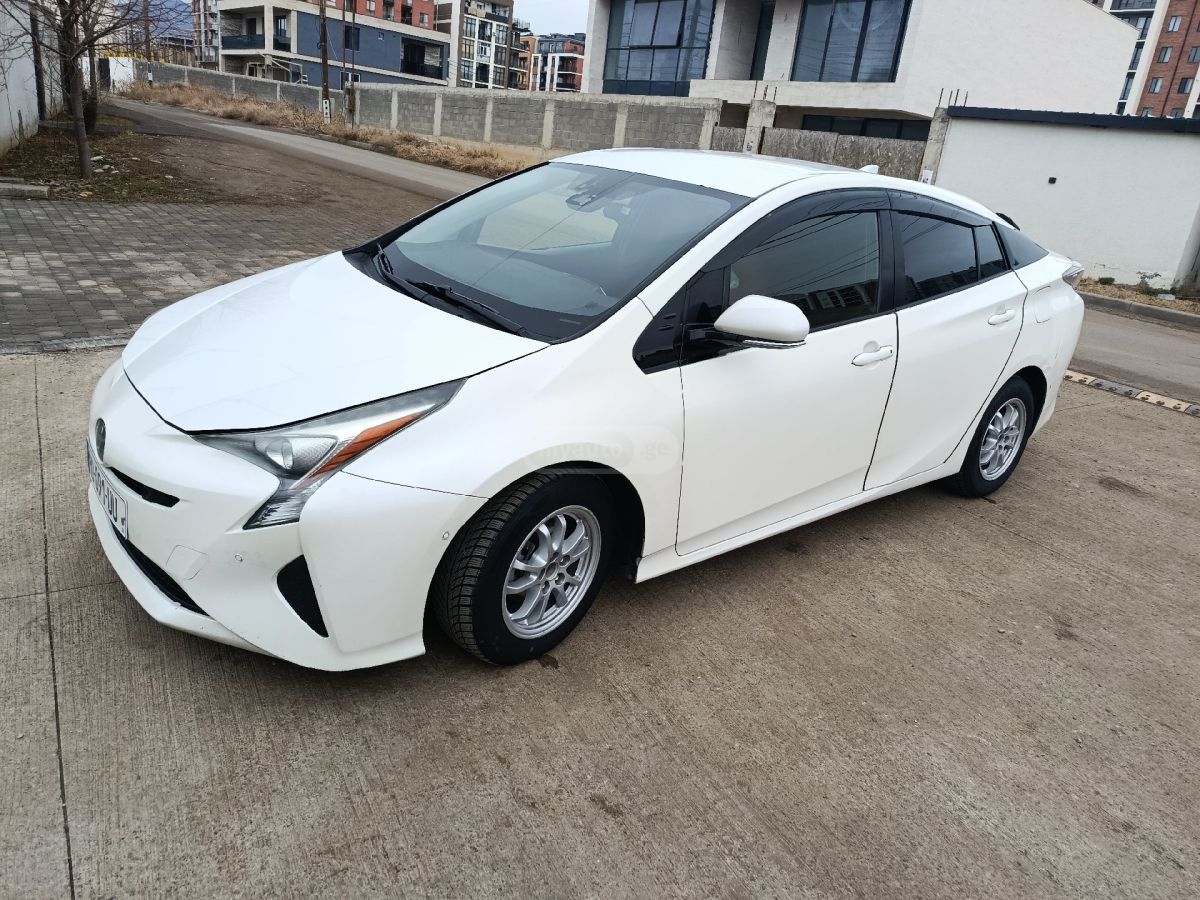 Toyota Prius 2017 — photo 2