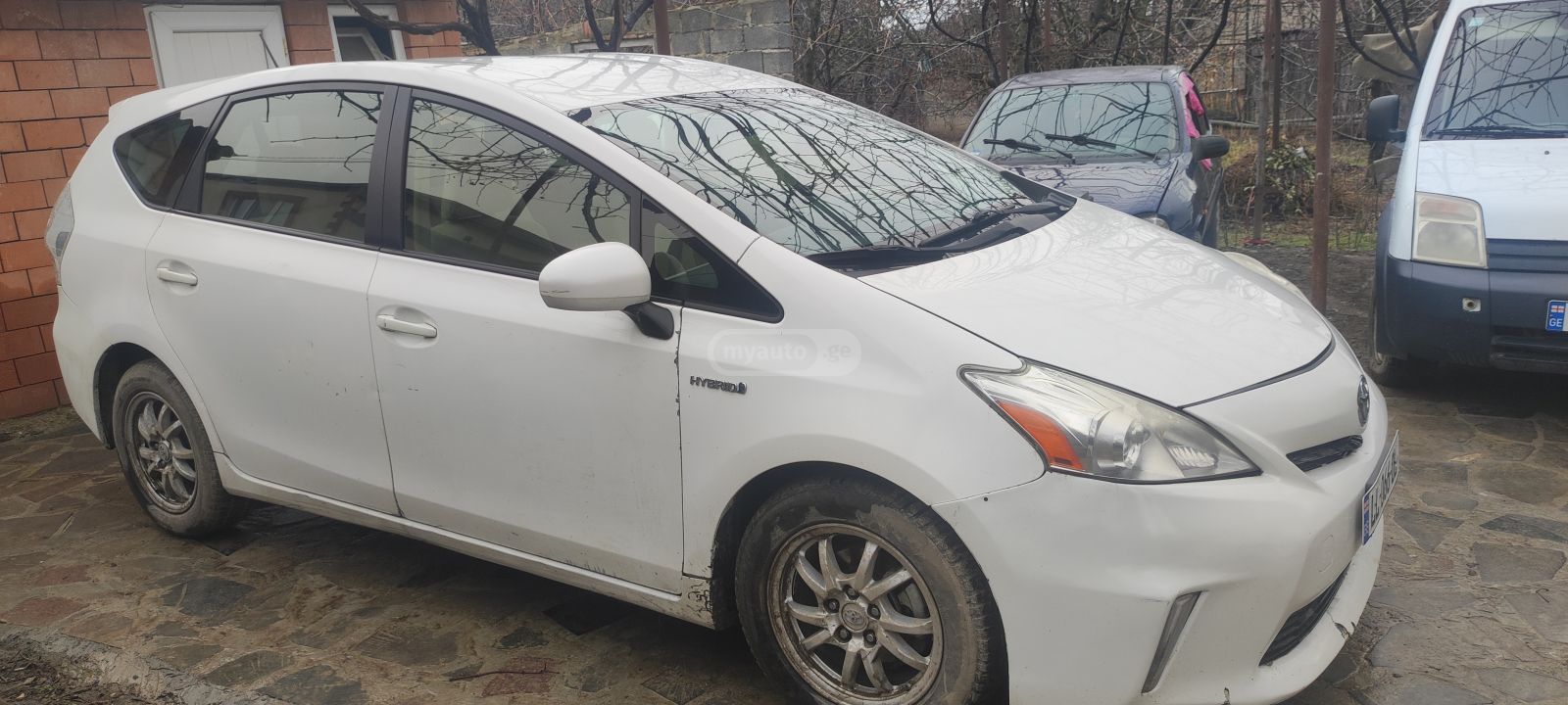 Toyota Prius V 2013 — photo 2