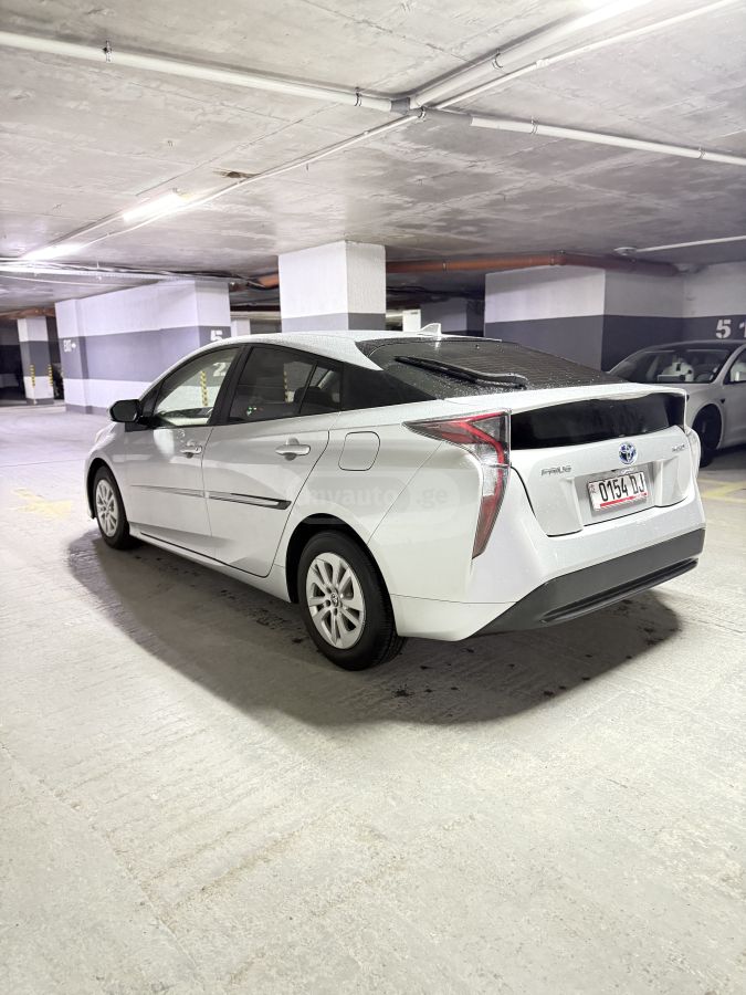 Toyota Prius 2017 — photo 2