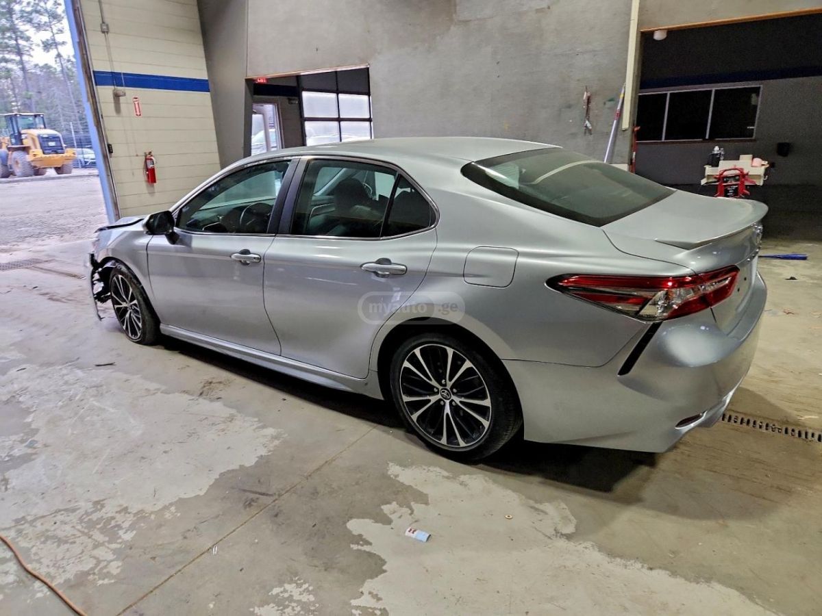 Toyota Camry 2018 — photo 2